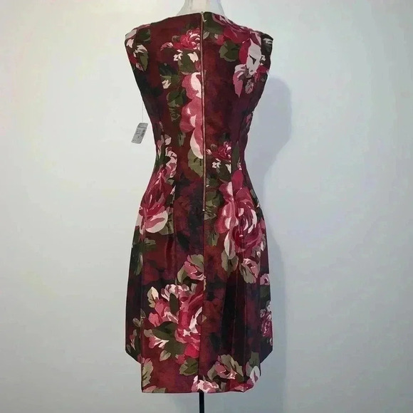 Roz & Ali Floral Sleeveless Box Pleated Dress - Picture 2 of 7